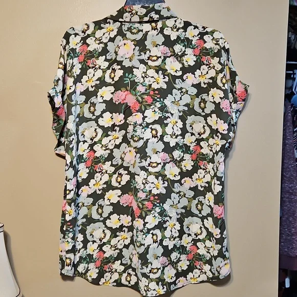 CAbi Replay Spring 2025 Floral Blouse - Picture 9 of 13